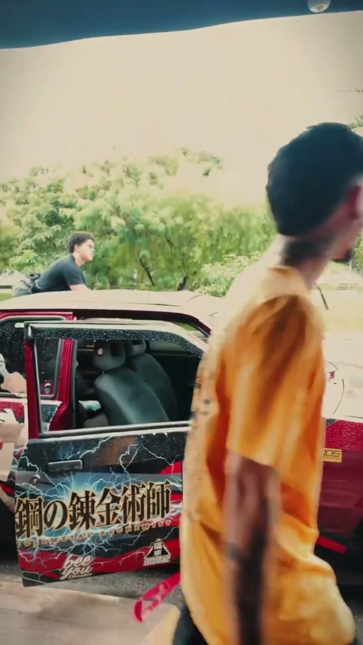 Frame 9s — cena externa com carro tunado